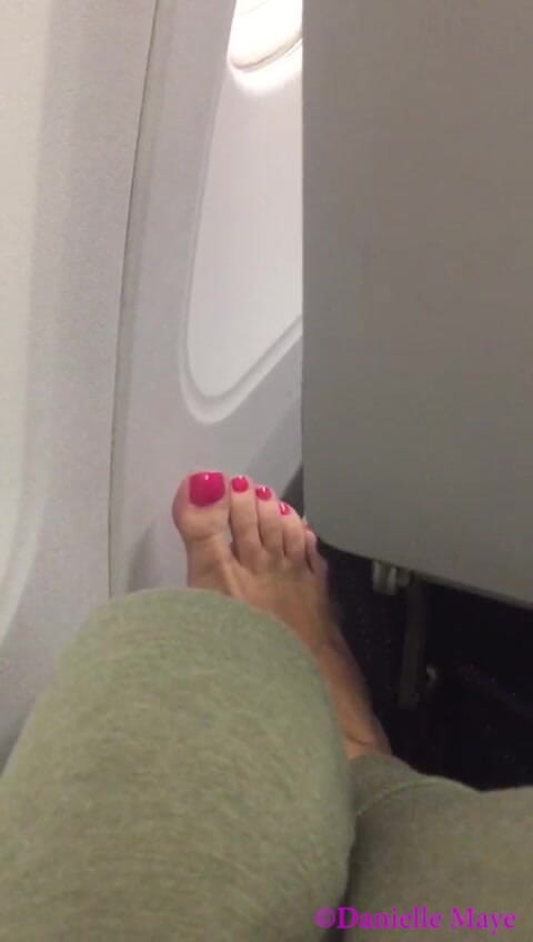 Danielle Maye: Dedos de los pies en un avión