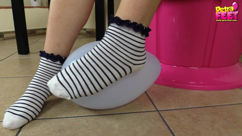 Foot Fetish HD: Petra plays with balloons and her feet