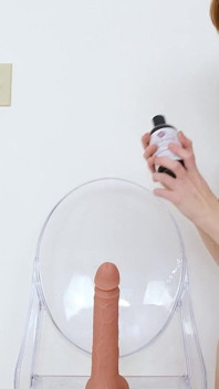 Baise avec un gode et béance