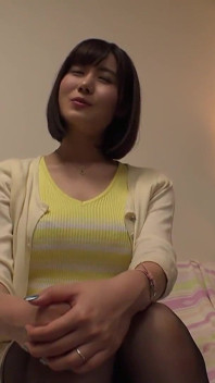 ผู้หญิงแต่งงานหน้าอกใหญ่ใส่ถุงน่องสีดํา พบกันบนถนน พากลับบ้าน และสนุกกับเซ็กส์ - ริโฮ, อายุ 29 ปี