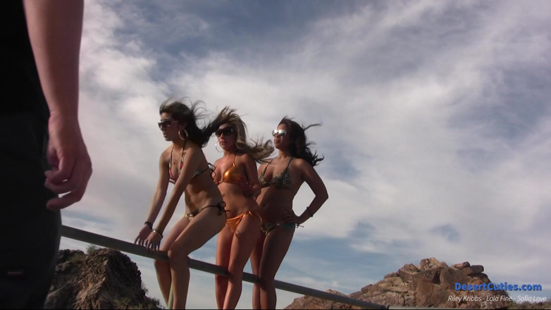 Desert Cuties: Três Meninas De Biquíni No Topo Da Montanha Ficam Nuas...