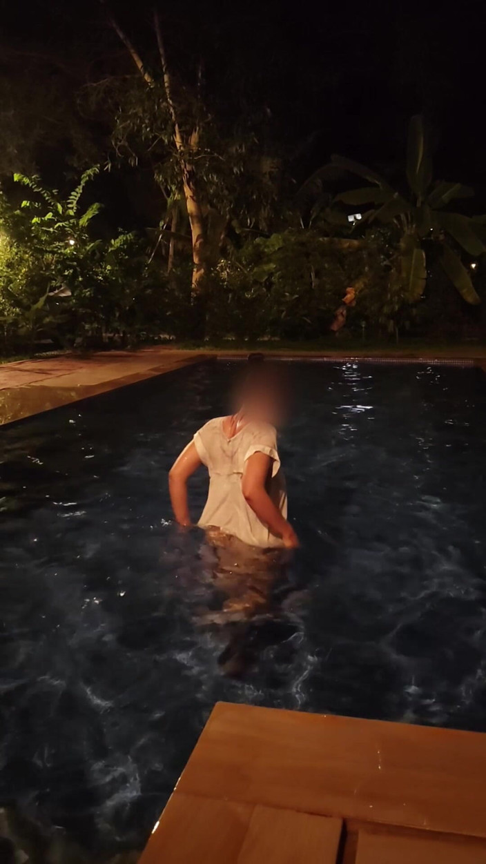 Anonymous Vlogger: Sexy manželka riskuje šukání ve veřejném bazénu v noci