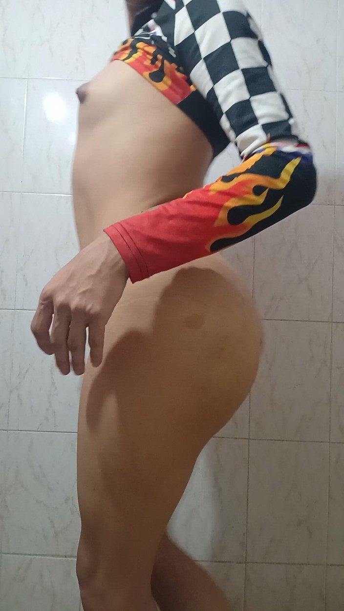 Femboy from Colombia: Pulando aqui, saltos muito legais