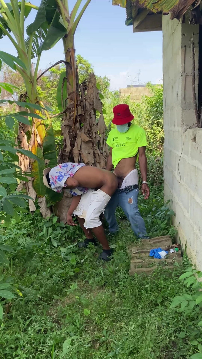 Arola7: छिपाना और झाड़ी चुदाई की तलाश