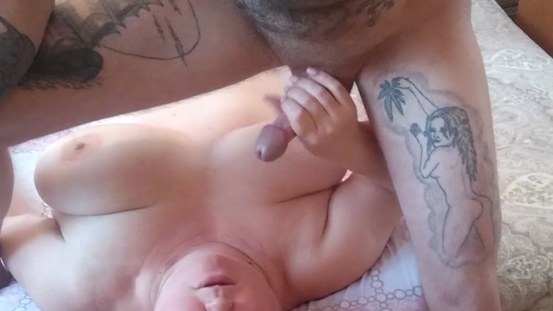 Zona901: Une grosse me branle la bite et remplit sa bouche...