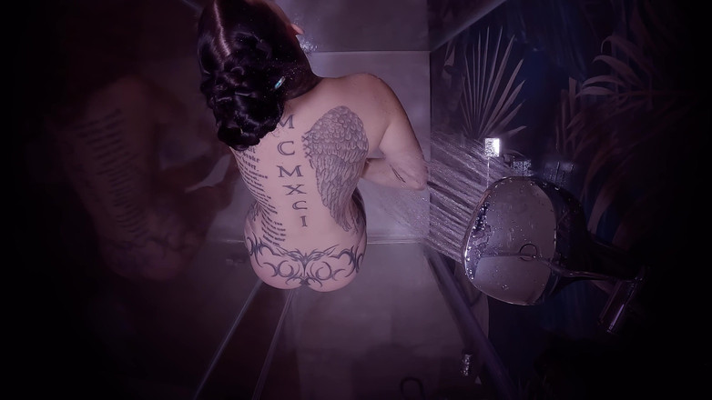 Miss Alessa Milano: Le plombier a secrètement installé une caméra sous la douche