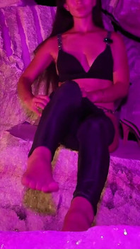 超级性感的女神用假阳具达到完美的尼格高潮