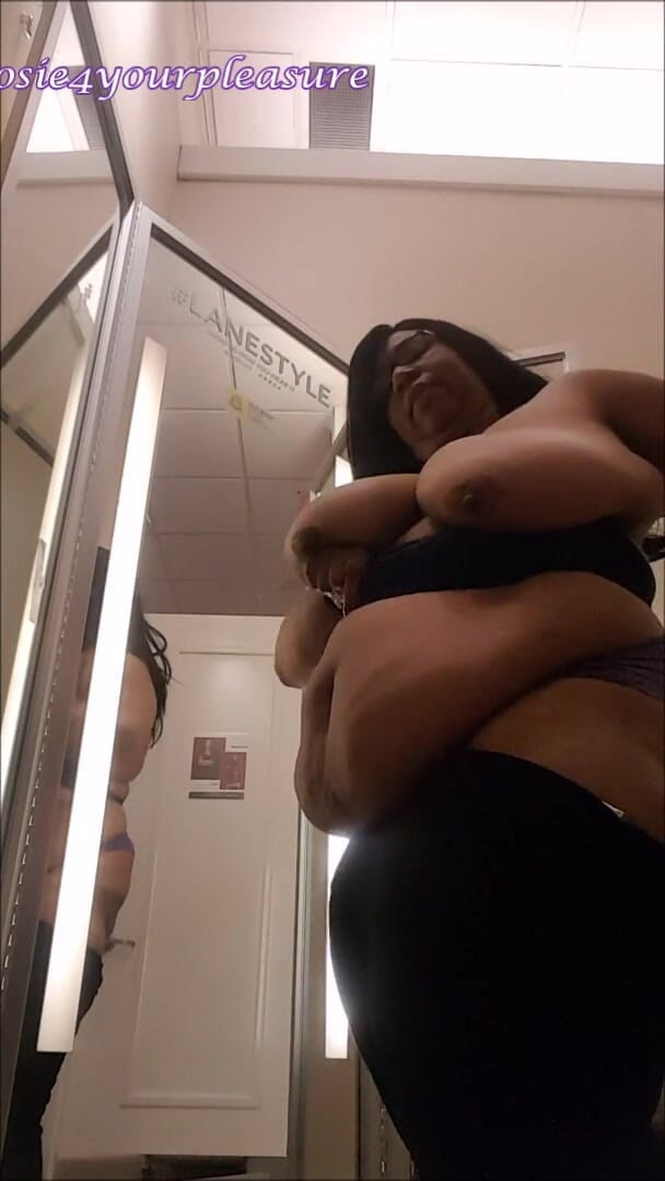 Josie4yourpleasure: Zkouším podprsenky v šatně