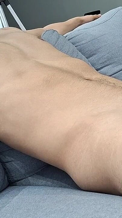 Bare skin man: บนโซฟาอย่างผ่อนคลาย