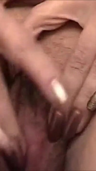 Прямий член входить у волохату пизду цієї розпусної мілфи