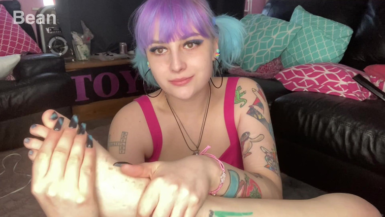 Alice Bean: Tření nohou a škádlení