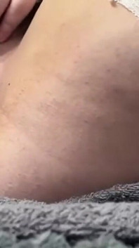 Un orgasmo increíble con eyaculación en medias blancas