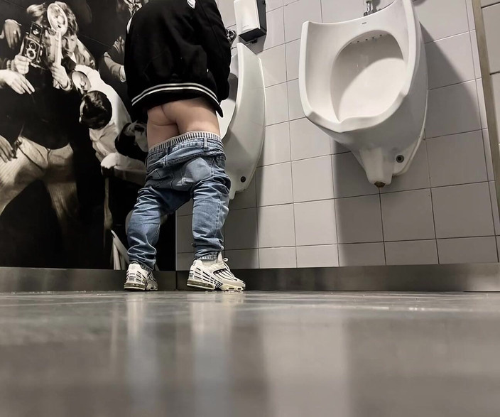 AmateurBoysPissing: ショッピングセンターの公衆トイレでの一日