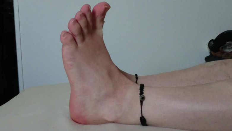 Carmen_Nylonjunge: I Miei Brutti Piedi Nudi a Letto