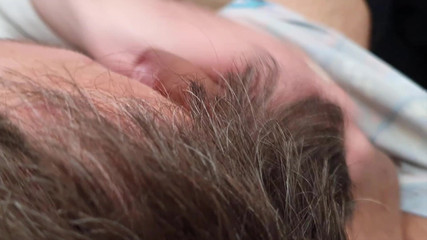 Double-Dutchies: Cewek sange ini lagi asik main-main di sofa sampai dicrot...