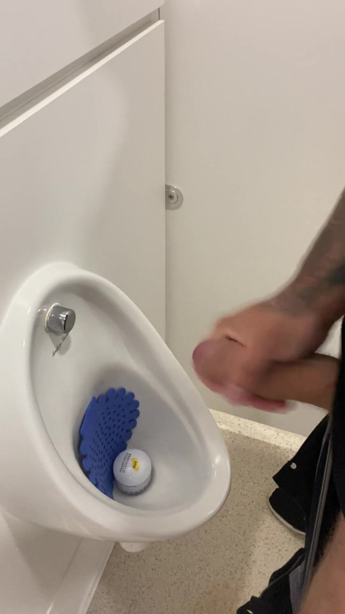 Andyleexxx: Badezimmer pissen und wichsen