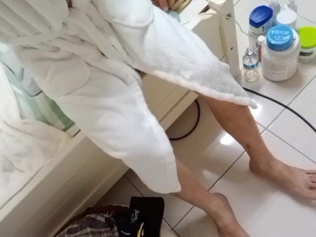 Only boy studio: Sehelai tuala putih menutupi separuh daripadanya