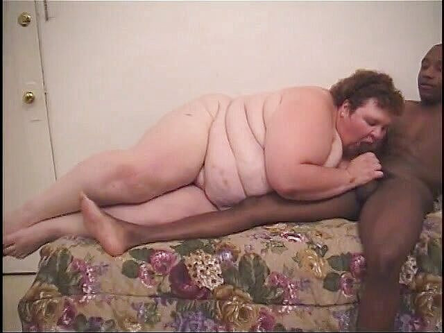 Hot and Wet: Černoch miluje vylízání tlusté bílé kundičky