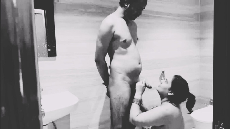 Sanayababhi: Üvey anne ve üvey oğlu duş alıyor ve banyoda seks yapıyor