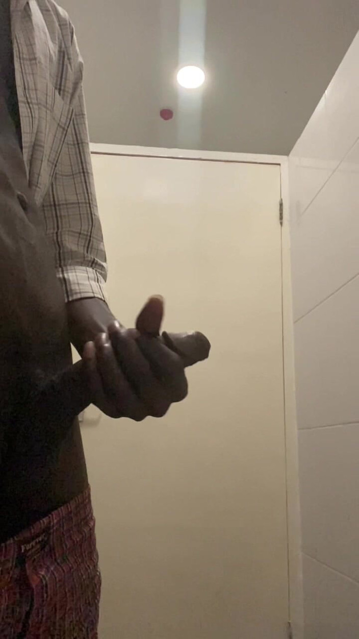 Slimniqqa: Velký černý čůrák přistižen při honění v kanceláři