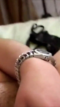 Dziwka Titty dotyka swojej cipki dildem podczas oglądania porno