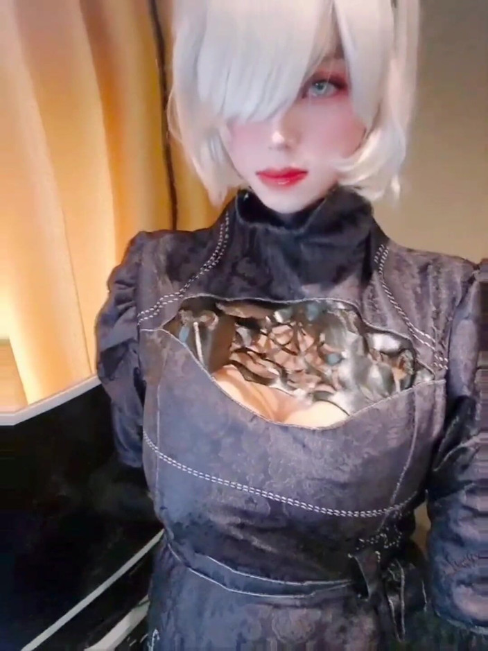 Harinni: 2b Cosplayer Stimulates Her Fat Cock While Deepthroats Too Deeply...