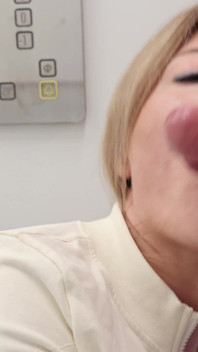 POV: Riskabel hiss quickie - blinkande bröst &slarvig deepthroat (sperma i munnen)
