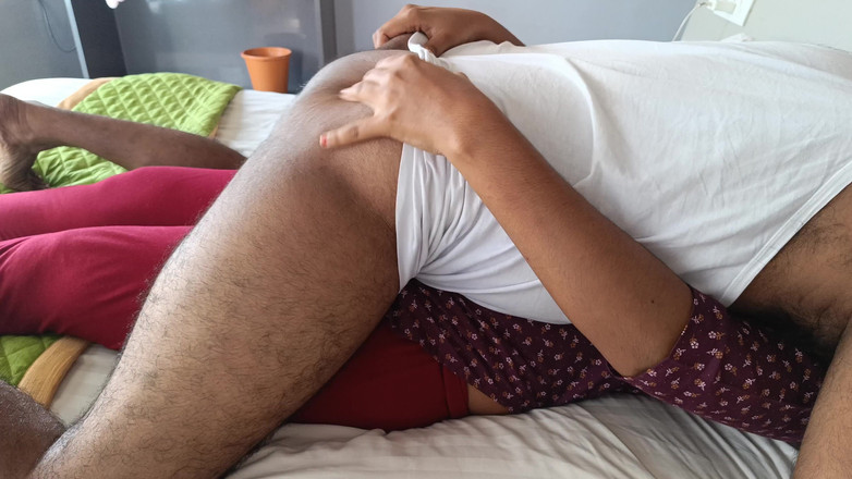 Pushpa porn: Chennai ev hanımı müdürüyle aynı yatağı paylaşıyor