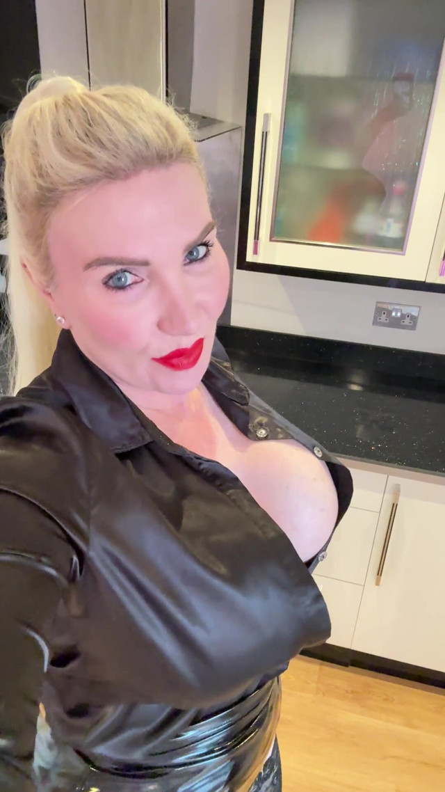 Weekend Overtime: Red Lips Edition (The Sophie James)