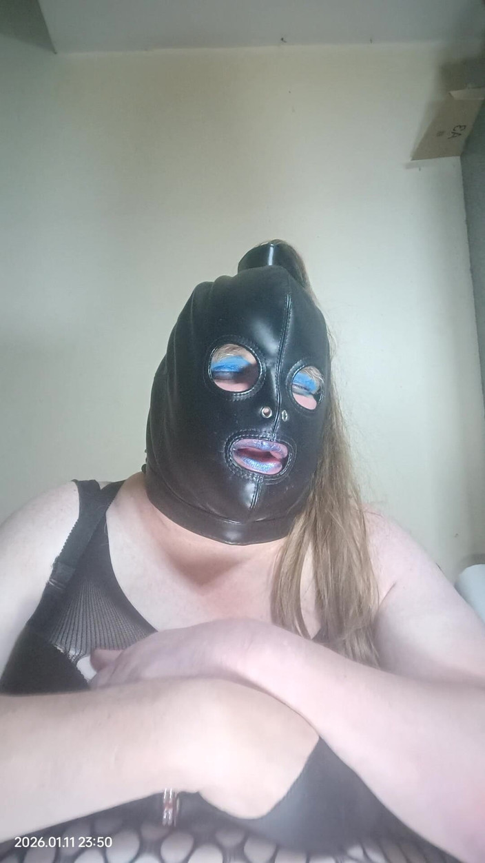 Stephanie-Nicole-TV: Awek montel TV bermain dengan putingnya melalui stoking badan jala.