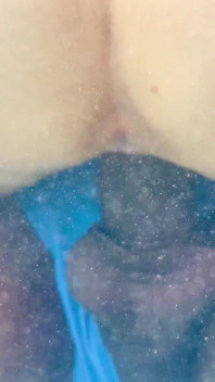 Esposa caliente en la bañera de hidromasaje folla a pelo con una bbc de 10 pulgadas