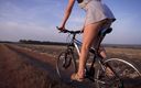Teasecombo 4K: Jazda na rowerze na zewnątrz i migający tyłek w spódniczce...