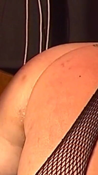 Reife MILF in netzstrümpfen nimmt riesiges spielzeug tief