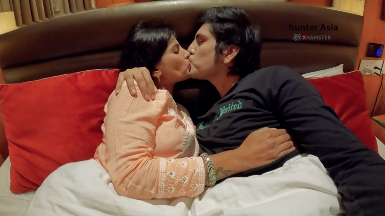 hunter Asia: Its Feels so Good Fucking MILF in Hotel Room