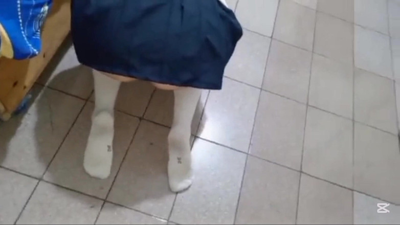 Lagatitatraviesa69: Stiefvader krijgt zijn stiefdochter alleen in zijn kamer
