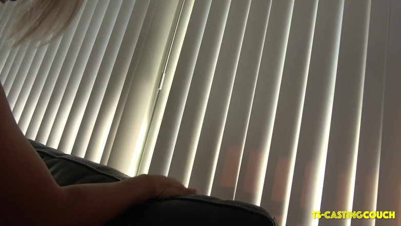 TS Casting Couch: 그녀의 데뷔를 돕는 섹시한 TS Lia
