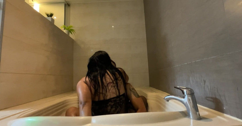 Monozion: Grote Kont in pak Haar geliefde in het zelfgemaakte bad...