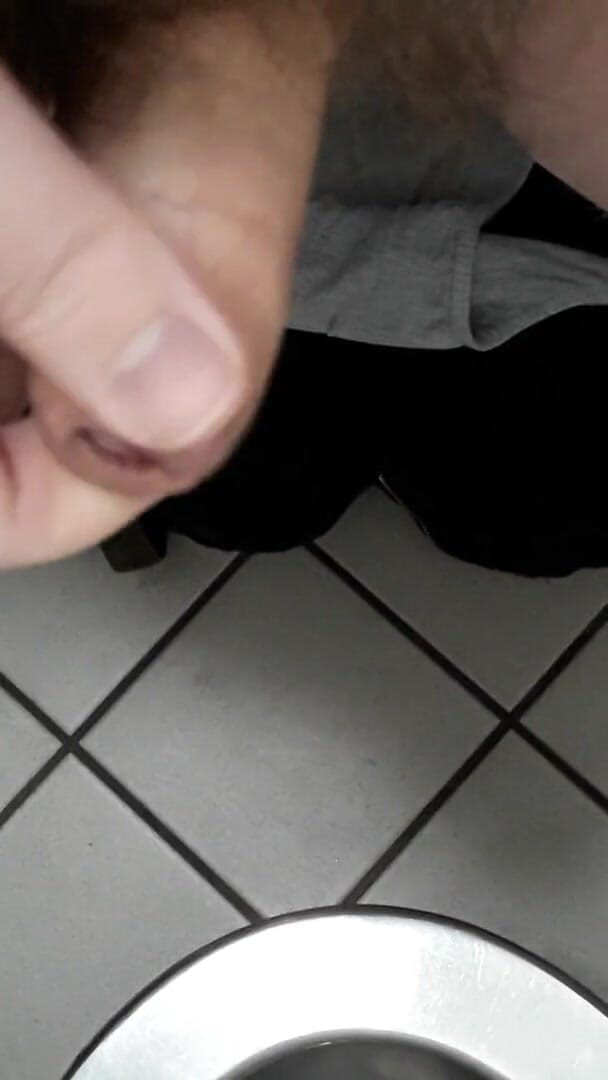 Thebavarianone: Jouer avec une bite dans des toilettes publiques