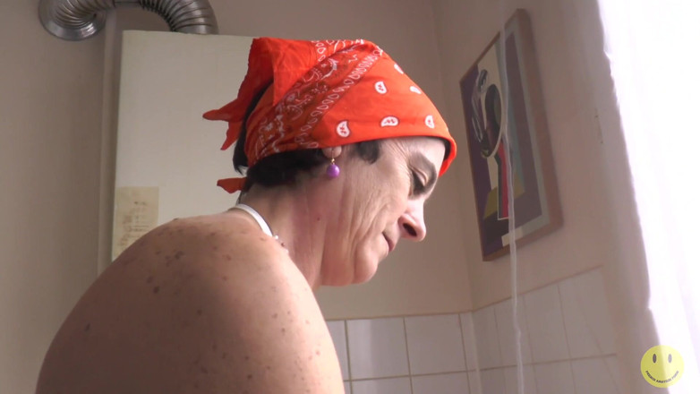 French Amateur Porn: Зріла французька покоївка трахає двох чорних чуваків