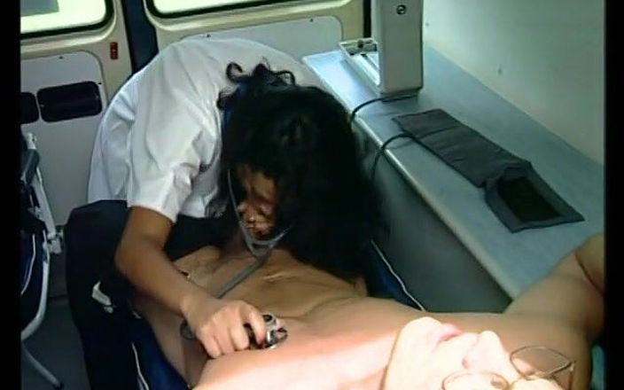 Old Good Porn: セクシーな白い制服を着た痴女看護師は、救急車のバンで壊れたコックを修正します