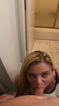 Figliastro filma la matrigna si spoglia in bagno e poi la scopa per aiutarla a confidarsi