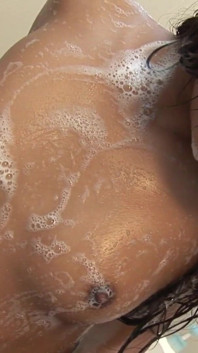 La bella asiatica fa un bagno e masturba con i suoi piedi il cazzo voglioso della sua amica