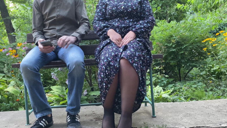 OurFetishLife: Wunderschöner arsch MILF zeigt goldene duschshow im freien