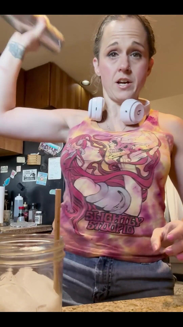 Suzy Wylde: Iced Coffee आपके लड़की Suzy Wylde के साथ हैक्स करती है