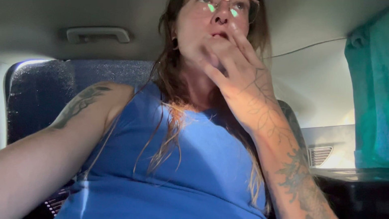 Missellie8: Ngocok di dalam mobil