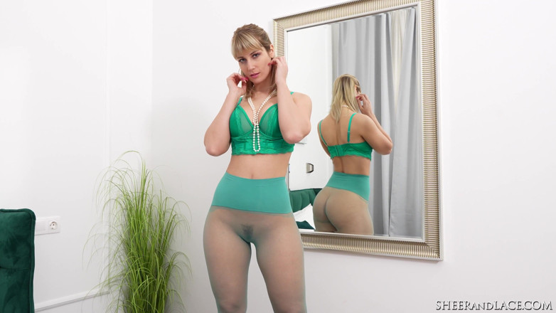 Sheer & Lace: Sharon White büyük memeli sarışın genç erkek avcısı yırtık tayt...