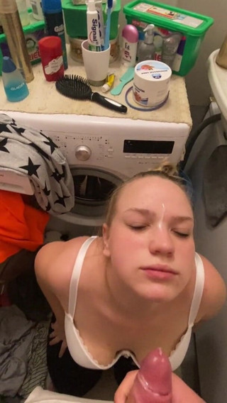 Bootyass Girl: Ризикований швидкий мінет у ванній, коли мачуха була в сусідній кімнаті