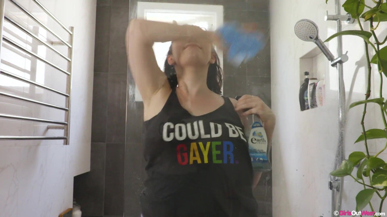Girls Out West: Curvy busty Willow fingers and toys her hairy pussy in...