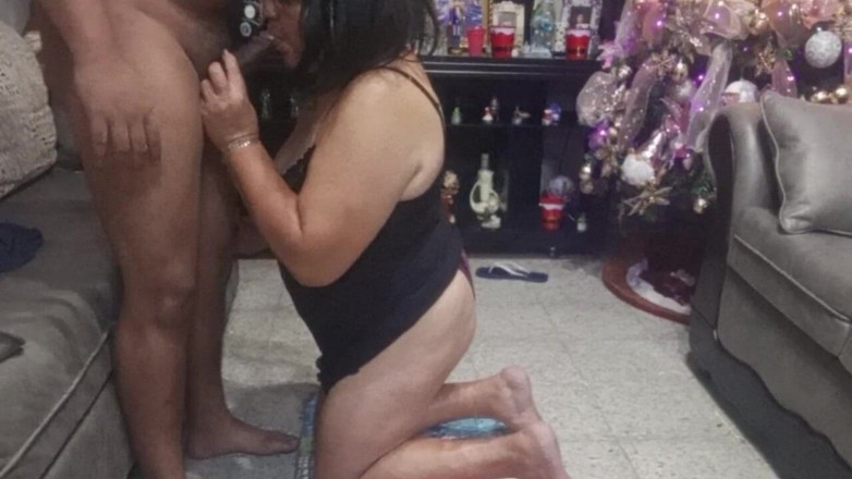 Sofixxx: मेरे पड़ोसी की दादी मुझे शानदार लंड चुसाई देती है