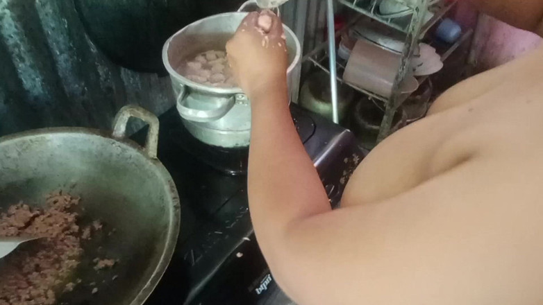 Citra: 给正在做饭的岳母脱衣服